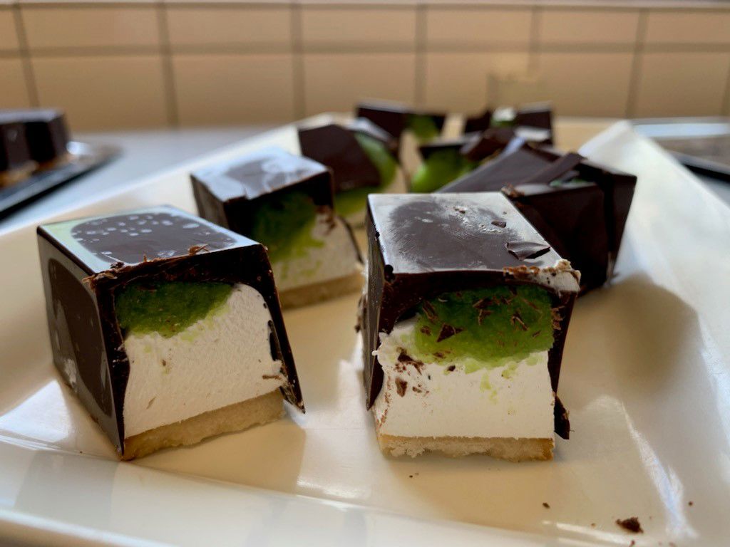 Hjemmelavet flødeboller på fad